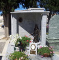 Rivestimento tomba in Granito Meera White, accessori in Bronzo