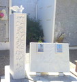 Pilastro e libro scolpiti in Marmo Bianco di Carrara