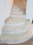 Rivestimento scala con pedata e battiscopa in marmo Perlato Royal e alzata in Biancone di Orosei